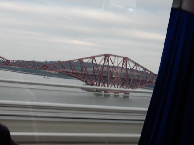 橋を渡るとき、フォースブリッジForth Bridgeが見えました。<br />世界遺産に登録されたので、少しでも近くで見られたらいいな、と思っていたので良かったです。