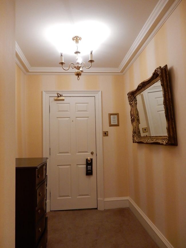 一番安いダブルの部屋を、￡１３５（返金不可）で予約していました。<br />でもチェックインすると、半地下の部屋ではありましたが、キングサイズベッドとシーティングエリアのある大きな部屋（テラスドスイート）にアップグレードしてくれました。<br />娘は大喜びでした。<br />この部屋のコンシェルジェだという、感じのいい男性が部屋まで案内してくれました。<br />ポットなどはなく、飲み物がほしい時はコンシェルジェに電話してお願いするようになっていました。時間も２０時を過ぎていましたし、周りに飲食店もなさそうで、結局Kettlewellで食べた以外、ずっと持ち歩いていたカップ麺が２つ残っていたこともあり、それを片付けることにしました。<br />でもまさか５つ星ホテルに泊まってカップ麺用のお湯を下さい、というのもなんだか恥ずかしく、紅茶が飲みたいと言って持ってきてもらったお湯で、カップ麺を食べました。<br />いつも安めのホテルばかりなので、こういうホテルのチップの相場も分からないし、用を頼むたびに渡すの？とか思ったり、やっぱり私のような庶民には、普通のホテルが気が楽でいいなと思いました。<br />まあ一度くらいは経験と思い出なので、泊まってみて良かったと思います。