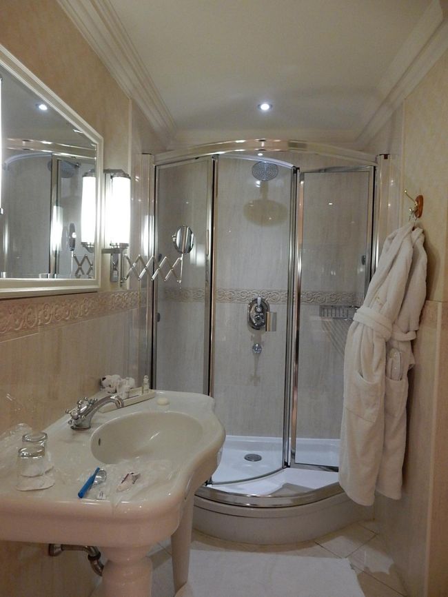 バスルームには大きなシャワースペースと反対側にも大きなバスタブがありました。せっかくなので両方使いましたが、シャワーからバスタブまで５ｍぐらい離れていました。