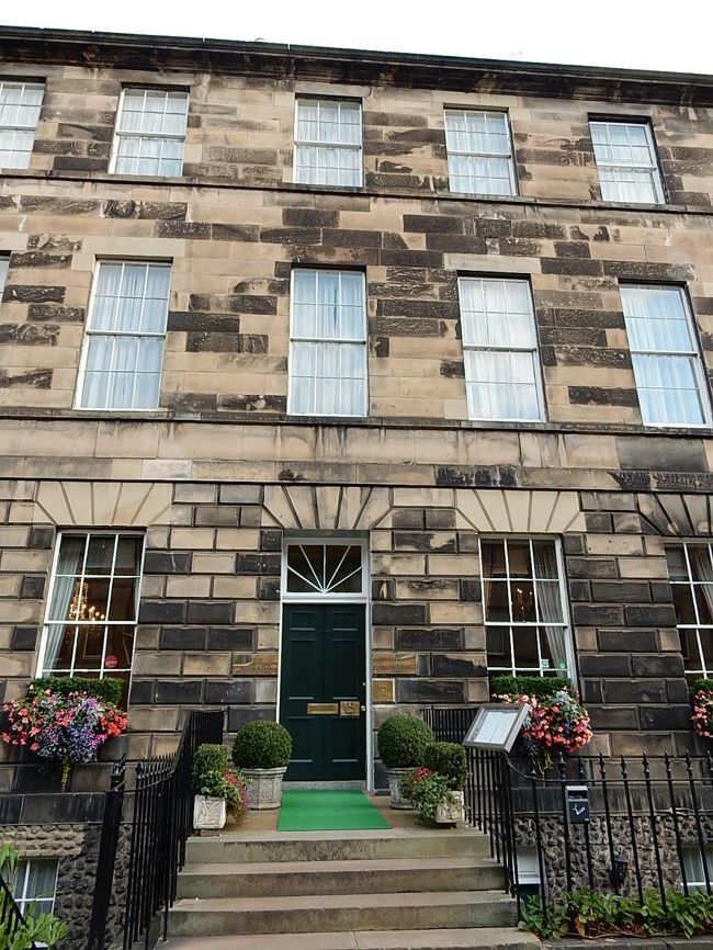 The Howardの入口。<br />ウェイバリー駅からは￡５あまりの距離にある、静かな住宅街の中にありました。