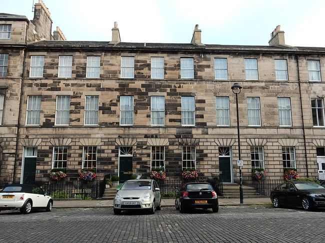 楽しかったスカイ島のツアーも終わり、無事エディンバラに戻ってきました。<br />ダンファームリンDunfermlineの辺りから車が渋滞していたので、予定より３０分ほど遅れての到着です。<br />ドライバー兼ガイドさんからは、素晴らしいお天気に恵まれて、あなた方はextremely luckyだった。と最後に言われました。<br />お礼とチップを渡して別れました。<br /><br />駅までスーツケース引きずって行き、そこからタクシーで今夜の宿まで行きました。<br />イギリス最後の夜なので、奮発してThe Howardという５つ星ホテルとしては安かったホテルに泊まりました。