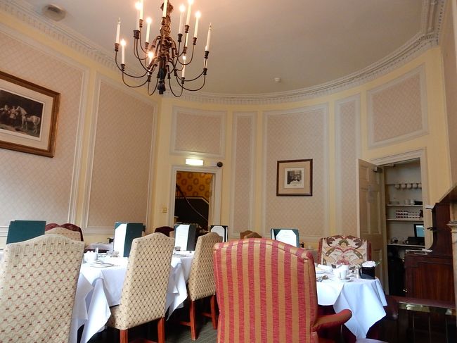 いよいよイギリス最後の朝になりました。<br />ダイニングルームはなかなか落ち着いた雰囲気でした。