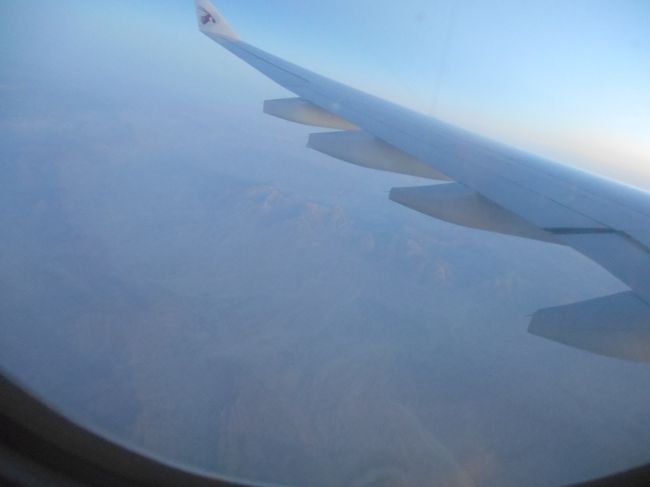 ホテルでタクシーを呼んでもらい、ウェイバリー橋のAir link 100のバス乗り場まで行きました。<br />エディンバラ空港では数人しか並んでいなかったのに、なぜかチェックインにすごく時間がかかりました。<br /><br />あっという間に楽しい時間は過ぎ去り、あとはまたドーハで乗り継ぎ日本に帰るだけとなりました。<br />今回はかなり時間をかけて、いろいろ調べてスケジュールを立てた旅でした。<br />ベリック・アポン・ツィードの宿のような失敗もありましたが、天候や人に恵まれ、娘と二人で、また一つ素晴らしい思い出を作ることが出来ました。<br /><br /><br />