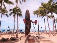 ハワイへ着きました！
この日の到着時間は朝一！かなり早い時間へつきました。

空港からホテルへ専用車で移動しました。
荷物だけホテルへ預けて、ホテルのまわりを散策します。
ホテルの目の前はデュークさんの像でした。