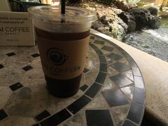 ホテルにもどり、チェックインしようとすると、１５時からのチェックインに長蛇の列でした…
お母さんがチェックインの列に並んでくれている間、私はいつのまにか、ホテルの椅子で寝てしまっていました…

１５時ちょっと前にカウンターにつくと、部屋にまだ入れないから１５時まで待つようにとのこと。
ホテルの１階にあった、カイコーヒーでコーヒーを買い、しばし待ちます。