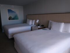 やっとお部屋へ入れました！
お部屋はオーダーしたとおり、ツインでバスタブつきでした！

最初、ポットがなかったのですが（リクエストしていた）
途中でもってきてくださいました。