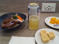 サクララウンジはハレでチェックインも出来ました。本館のサクラは混んでいるイメージですが、ここは空いていました。カレー、マンゴー（生）、パイナップルケーキなど、味見。