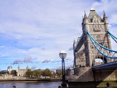 テムズ川にかかる豪華な跳ね橋、タワーブリッジ。
『ロンドン橋落ちた』の童謡で有名な橋はまた別の橋。