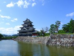 なわて通り商店街から徒歩１０分ほどで松本城に到着。国宝です。