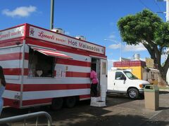 この日は、朝からワイケレプレミアムアウトレットへ！
ロイヤルハワイアンセンターへ集合して、そこからバスで送迎してもらいました。
３時間滞在ツアーか、５時間滞在ツアーかなやんで、５時間滞在ツアーにしましたが、５時間で本当によかった！
（前日にlealeaのカウンターで申し込みました。）

送迎してもらい、ワイケレへついて、まずは朝ごはんを食べにレナーズベーカリーへ向かいました。
ワイケレから歩いて５分くらいでした。