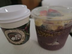 帰りに、アイランドヴィンテージコーヒーでアサイーボールを食べて帰ろうとしたのですが、夜になっていたものの、店内がすごい人でまったく座れそうになかったため、テイクアウトして帰りました。
テイクアウトできるのとっても便利！

アサイーボールはあんまり得意じゃないかな？と思っていたんですが、
とってもおいしかったです！
アサイーだけだときついかもしれませんが、シリアルがあることによってとっても食べやすい！
アサイーボールおいしいじゃん！というのはすごい発見でした。
