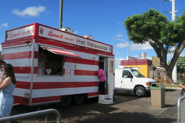 この日は、朝からワイケレプレミアムアウトレットへ！<br />ロイヤルハワイアンセンターへ集合して、そこからバスで送迎してもらいました。<br />３時間滞在ツアーか、５時間滞在ツアーかなやんで、５時間滞在ツアーにしましたが、５時間で本当によかった！<br />（前日にlealeaのカウンターで申し込みました。）<br /><br />送迎してもらい、ワイケレへついて、まずは朝ごはんを食べにレナーズベーカリーへ向かいました。<br />ワイケレから歩いて５分くらいでした。