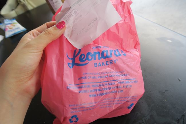 ワゴンでドーナツを頼んで、それを受け取り、<br />近くのスタバでコーヒーを買って、<br />そのコーヒーと一緒にスタバの外の席で食べました。