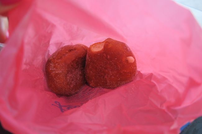 ドーナツはあったかくて、おいしかったです。<br />クリームはけっこう甘め、生地はもちもちでした！