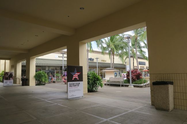 ワイケレプレミアムアウトレットは、信じられないくらいの割引率！<br />ケイトスペードが50-70% OFFくらい<br />コーチやマイケルコースも信じられないくらい安くなっていたので、<br />ケイトスペードでカバンを３個、ブレスレットを１つ（3000円くらいでした）、ふくろうのチャーム（7000円くらい）<br />コーチでカバン（２万円弱）<br />フルラでトートバックサイズのバッグ（２万円ちょい）<br />マイケルコースで小さめのカバン（１万円くらい）<br />を買いました。<br />日本で買えなくなるくらい安くて、たくさんかってしまいました…<br />スーツケース大きいのをもってきてよかった！