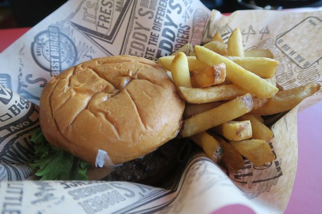 ハンバーガーを頼みました。<br />アメリカっぽいハンバーガーでお肉の味が濃くてすごくおいしかった！安かったです。