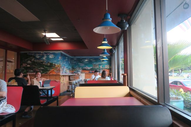 店内の感じ。<br />店内は広くありません。そんなにきれいという感じでもありません。<br />ごく一般的なファーストフード店を想像してもらうと、あまり誤差がないと思います。