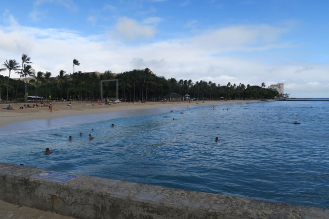 海を見ながらホテル方面へ徒歩で帰ります。<br />海の青色が本当にきれい。<br />こっちまでくると、少し人が少なくなる印象です。