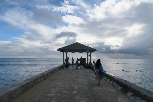 海に桟橋がでていたので、<br />そこを歩いてみました。
