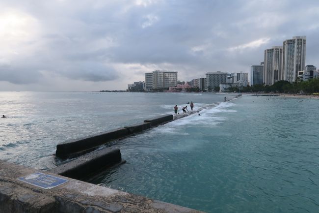 ハワイの海の色は、透き通っていて、青と緑の中間くらいの色で、<br />なんとも言えないくらいきれいです。