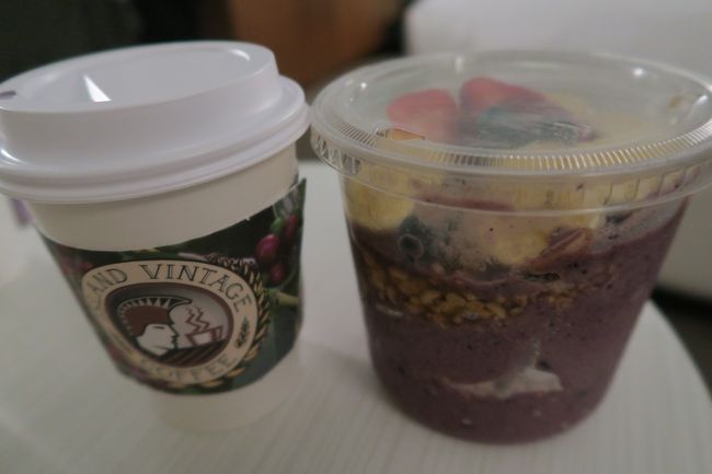 帰りに、アイランドヴィンテージコーヒーでアサイーボールを食べて帰ろうとしたのですが、夜になっていたものの、店内がすごい人でまったく座れそうになかったため、テイクアウトして帰りました。<br />テイクアウトできるのとっても便利！<br /><br />アサイーボールはあんまり得意じゃないかな？と思っていたんですが、<br />とってもおいしかったです！<br />アサイーだけだときついかもしれませんが、シリアルがあることによってとっても食べやすい！<br />アサイーボールおいしいじゃん！というのはすごい発見でした。
