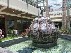 その後、アラモアナセンターへ。
アラモアナセンターは人が少なかったです。
草間彌生さんのモニュメントがありました。