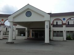 今夜の宿は「国民休暇村」
かなり大きい施設で、外にはサッカー場、テニスコートと広範囲に敷地が広がっています！
（次の日撮影）