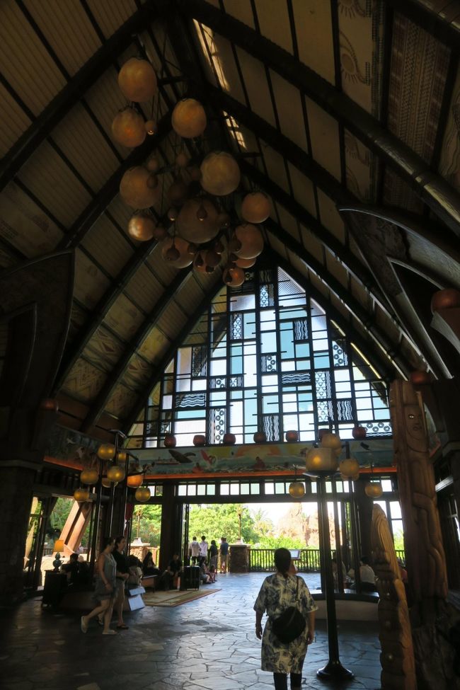 この日は、アウラニのキャラクターダイニングを予約していたので、<br />朝ホテル前でピックアップしてもらい、アナハイムへ。<br /><br />アウラニへ行く際に、あの木なんの木の前も通ることができました！<br />（車窓でちらっと見ることができました◎）<br /><br />そして、アナハイムへついてフロントはこんな感じ！<br />すごくリゾート感ただよっていて、ホノルルと全く違う雰囲気に感動しました。