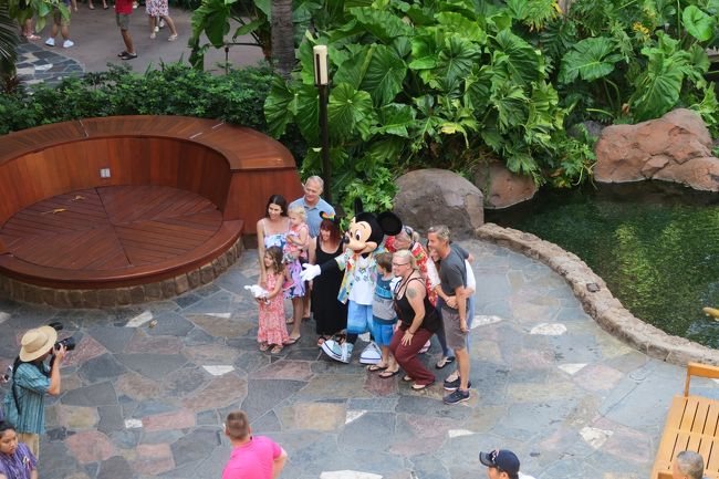 ロビーから下を見ると、ミッキーがキャラクターダイニングのグリーティングをしていました。