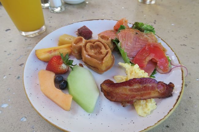 さっそく、席に座り、ご飯を取ってきました。<br />サーモンがとってもおいしかった！<br /><br />飲み物は最初に店員さんにオーダーを聞かれ、<br />席まで持ってきてくださるスタイルでした。