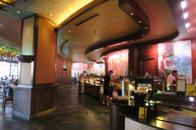 屋内はこんなかんじ！<br />この右側がご飯を取るところです。<br /><br />ごはんは一通り種類はありますが、<br />たくさんあるという感じでもなく、<br />日本のディズニーとかのバイキングと同じくらいです。