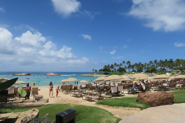 どんどん歩いていくと、ビーチへでます。<br />ビーチは小さめで、ホノルルとは全く違う感じでした。<br /><br />とてもきれいで、砂はサラサラでちょっと熱かったです。