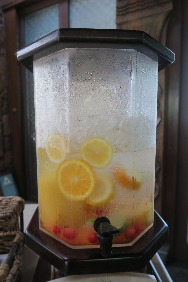 ロビーにある、ミッキーのお水。<br />お水にちょっとだけほんのりフルーツの味がついてました。