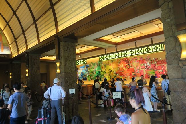 ロビーから少しいくとフロントですが、<br />フロントはチェックイン・チェックアウトのかたでかなり混んでいるようでした。