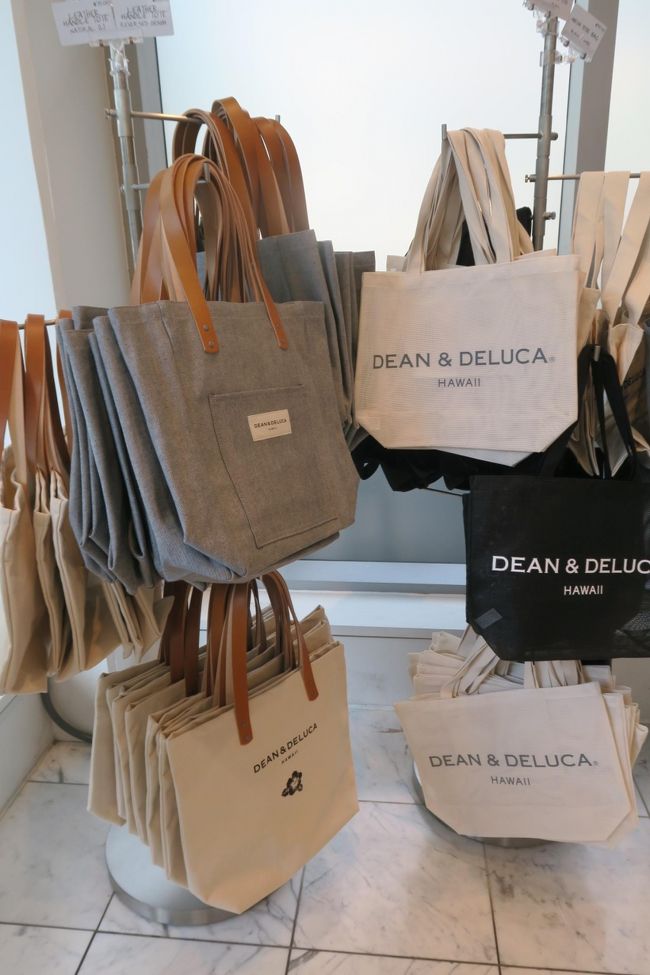 こちらは数量限定じゃないトートバック！<br />店内は狭めでした。お惣菜がおいしそうだった！