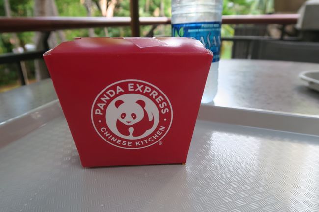 夜は、ロイヤルハワイアンセンターのフードコートへ。<br />