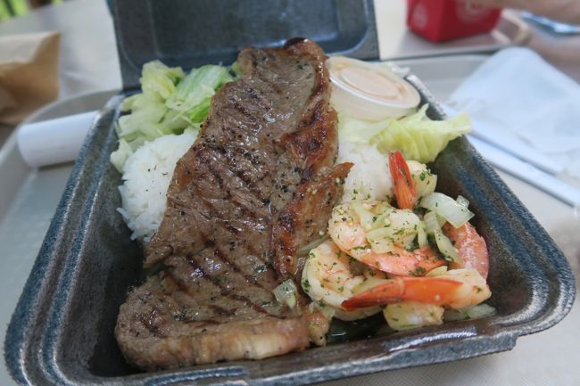 フードコート内のお肉のお店で、<br />お肉とガーリックシュリンプ。<br />ガーリックシュリンプもニンニクが聞いてておいしくて、<br />お肉もがっつり！でおいしかったです。