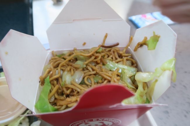 こちらは一番小さいサイズで買いましたが、<br />かなりたっぷり焼きそばを詰め込んでくれました。笑