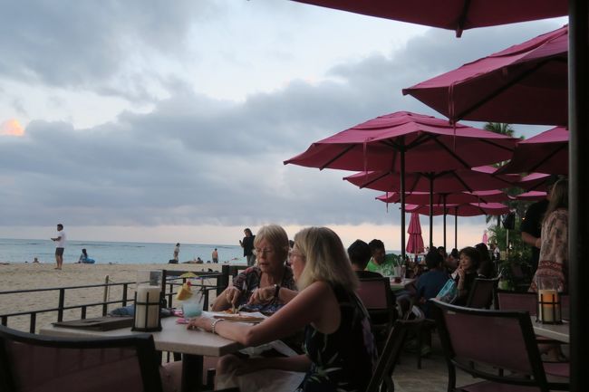 マイタイバーは自分で席について、<br />その席へ店員さんがオーダーなどを聞きに来てくださる仕組みのため、<br />海側に近い席を探すと、ちょうど空いていたので、そこへ着席。