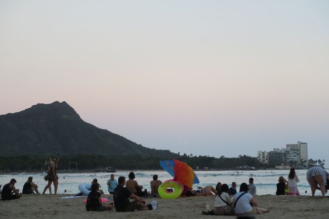 しばらくするとオーダーに来てくださいました。<br />海がしっかり見えて、ダイアモンドヘッドも見えてとってもいい席！