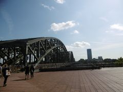 で，ケルン大聖堂全体が見られるというホーエンツォレルン橋へ行きます。