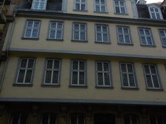 フランクフルトはゲーテゆかりの地。ゲーテが26歳まで過ごしていたのだそうです。
立派な建物。裕福な家庭で育ったのですね。