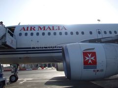 なかなか見る機会が無いエアマルタの小さな機体。マルタから飛行機でシチリアに行きました。

日本からの直行便が無いシチリア島にアクセスするには、イタリア国内やヨーロッパ各地から飛行機を乗り継いで行きます。

マルタからは「エアマルタ」の航空便だけでなく、シチリア島のポッツァッロやカターニアの街に向かうフェリーも出ています。

日本から行くのには時間がかかるので、ヨーロッパに行った際に是非訪れたい！