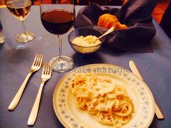 シチリアでグルメ!

パレルモの庶民的なレストランでカルボナーラとイカのトマト煮こみをいただきました。