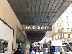 DAVID JONES　は高級百貨店。ここでしか買えないバイロンベイクッキーがあるとWebにあったので、行ってみました。置いてるもの全てが高級品で、写真を撮りたかったけど、店員さんの目がひじょーに気になって撮れませんでした。－－；