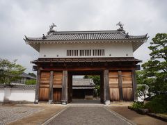 掛川城大手門は天守閣に続いて平成7年（1995年）に復元されたもの。
表玄関にふさわしい勇壮な構えです。