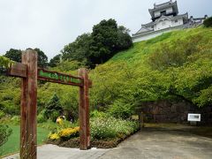 公園内にある本丸広場では季節の花を愛でることができます。
