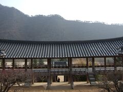 屏山書院[ビョンサンソウォン] (Byeongsan Confucian School)。1613年に建てられた当時の儒学の学校（私塾）で、韓国最高の書院建築。
