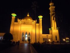 ホテルで休憩して「スルタン・オマール・アリ・サイフディン・モスク」（オールドモスク）を見に来ました。2,000人収容。高さ77ｍ、ニューモスクより収容人数が少ないが、高さは高い。
