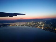 この後はバスで函館空港へ。
このツアーの特典の三つめは「白い恋人ソフトクリーム」
写真はありませんが美味しかったです。
今回の三大特典はかなりお得だったと思います。

飛行機からの夜景。